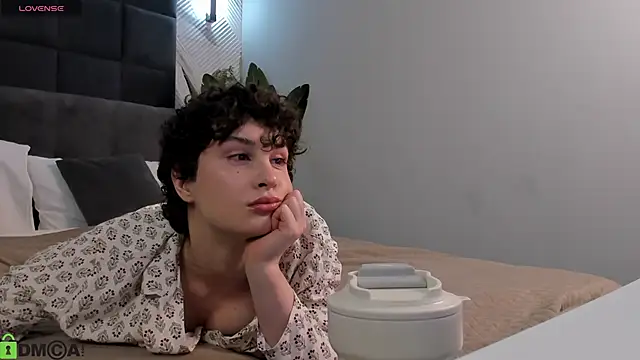 Adeline Perle online show from 15, 1, 2026