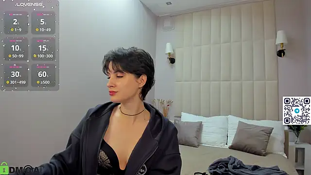 Adeline Perle online show from 29, 9, 2025