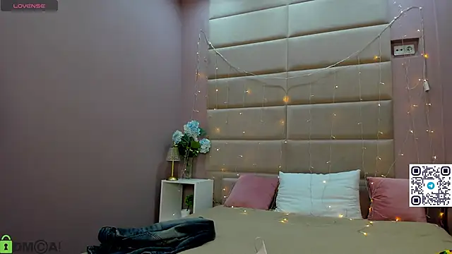 Adeline Perle online show from 18, 11, 2025