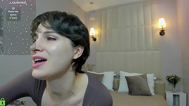 Adeline Perle online show from 25, 9, 2025