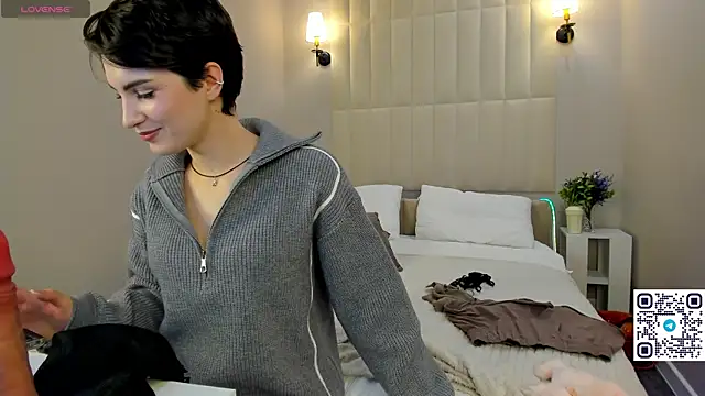 Adeline Perle online show from 13, 11, 2025