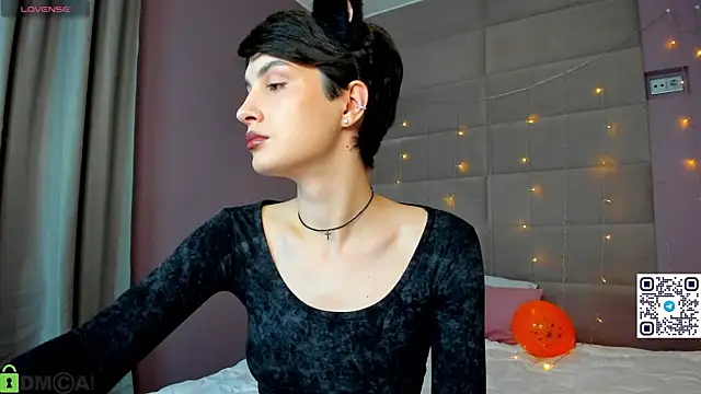 Adeline Perle online show from 31, 10, 2025