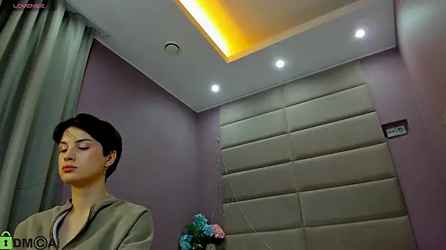 Adeline Perle online show from 6, 11, 2025