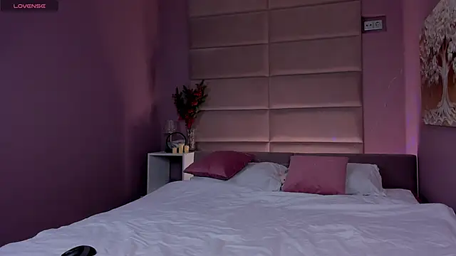 Adeline Perle online show from 15, 12, 2025