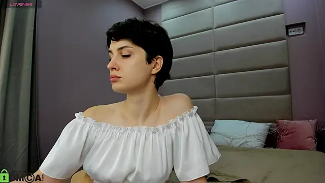 Adeline Perle online show from 10, 11, 2025