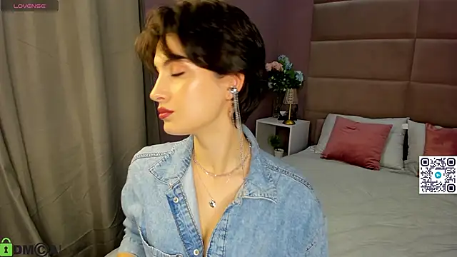 Adeline Perle online show from 5, 10, 2025