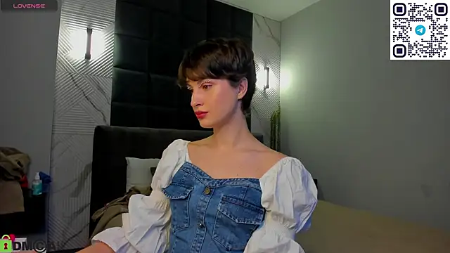 Adeline Perle online show from 10, 9, 2025