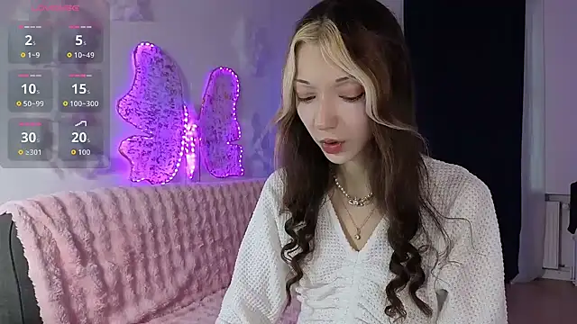 Snapshot of KiraGlam chatting on 17, 9, 2025 KiraGlam online show from 17, 9, 2025