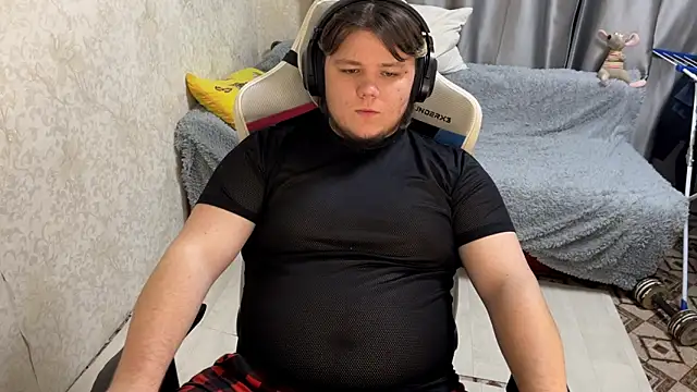 Snapshot of desiredude9 chatting on 4, 10, 2025 desiredude9 online show from 4, 10, 2025