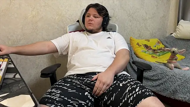 Snapshot of desiredude9 chatting on 8, 10, 2025 desiredude9 online show from 8, 10, 2025