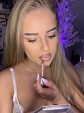 AubrieleRouj1 online show from 17, 4, 2026