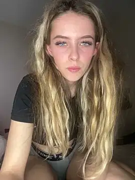 Snapshot of Angelloverxo chatting on 8, 10, 2025 Angelloverxo online show from 8, 10, 2025