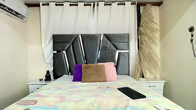 MiniLove 01 online show from 24, 4, 2026