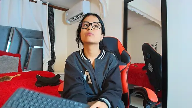 MiniLove 01 online show from 4, 10, 2025