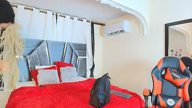 MiniLove 01 online show from 6, 10, 2025