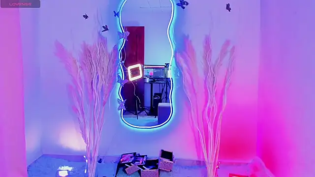 REINA ADAHARA online show from 10, 11, 2025