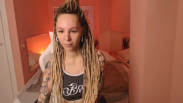 MiaGraham1 online show from 8, 11, 2025