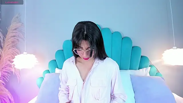 AlassiaHocthner online show from 8, 11, 2025