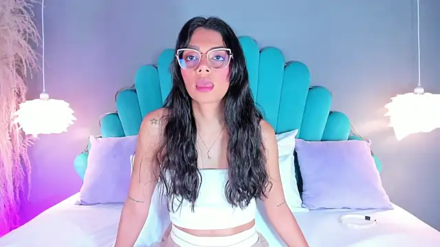 AlassiaHocthner online show from 10, 9, 2025