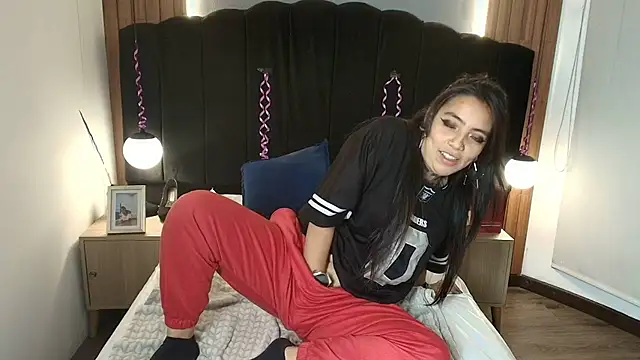 Snapshot of LiaMonroee_ chatting on 5, 4, 2026 LiaMonroee online show from 5, 4, 2026