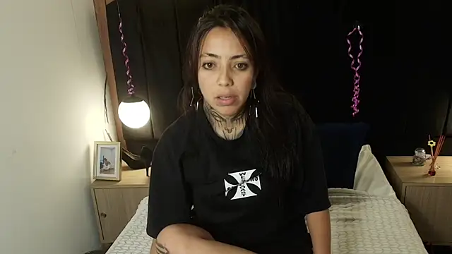 Snapshot of LiaMonroee_ chatting on 15, 4, 2026 LiaMonroee online show from 15, 4, 2026