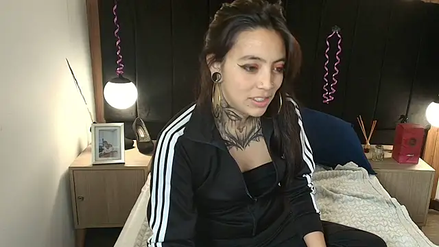 Snapshot of LiaMonroee_ chatting on 6, 4, 2026 LiaMonroee online show from 6, 4, 2026