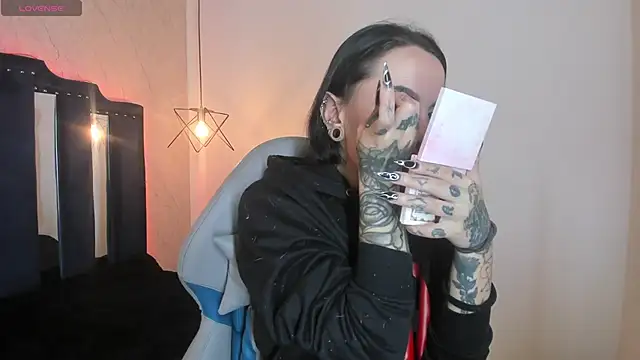 Zami Escobar of online show from 30, 9, 2025