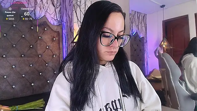 Zami Escobar of online show from 28, 11, 2025