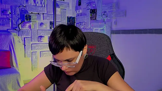 LauraDavidsons online show from 1, 10, 2025