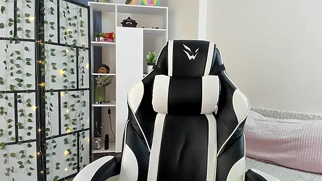 Snapshot of MauraSpurrier chatting on 18, 9, 2025 MauraSpurrier online show from 18, 9, 2025