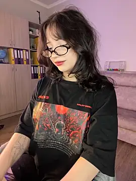 YourLittleDevil online show from 10, 11, 2025