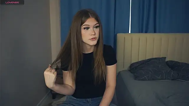 LilyHeupel online show from 10, 10, 2025