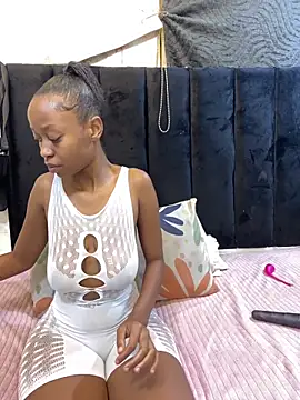 SexyPetitex25 online show from 13, 3, 2026