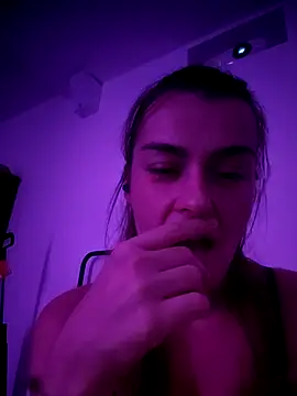 Carolinemiam online show from 4, 11, 2025