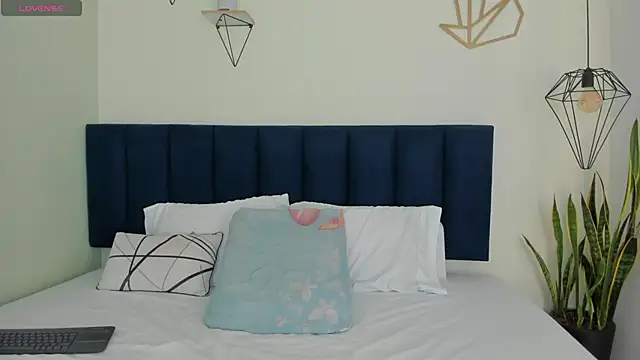 sophieturner mg online show from 4, 11, 2025