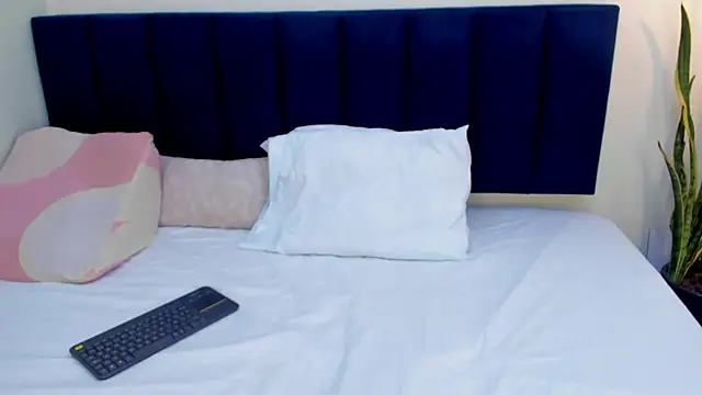 sophieturner mg online show from 13, 4, 2026