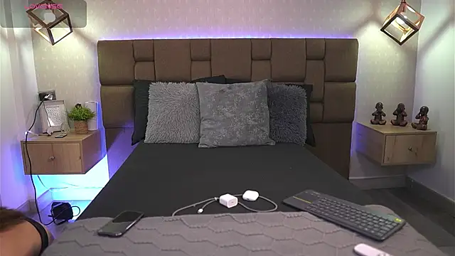 Julieth Rojas online show from 12, 4, 2026