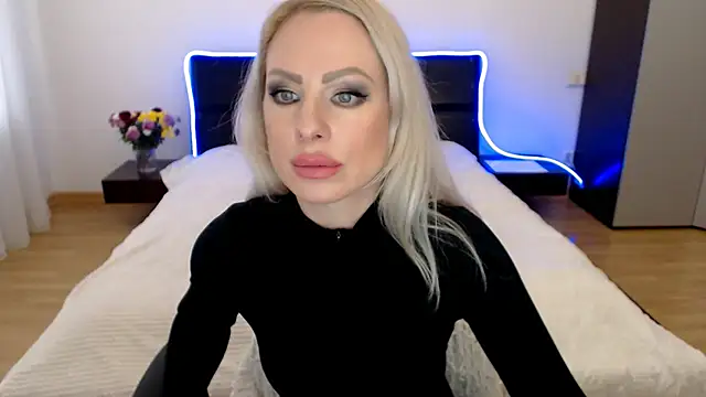 Snapshot of Tina_Shines chatting on 8, 11, 2025 Tina Shines online show from 8, 11, 2025