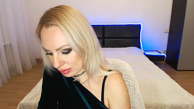 Snapshot of Tina_Shines chatting on 14, 11, 2025 Tina Shines online show from 14, 11, 2025