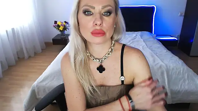 Snapshot of Tina_Shines chatting on 12, 11, 2025 Tina Shines online show from 12, 11, 2025