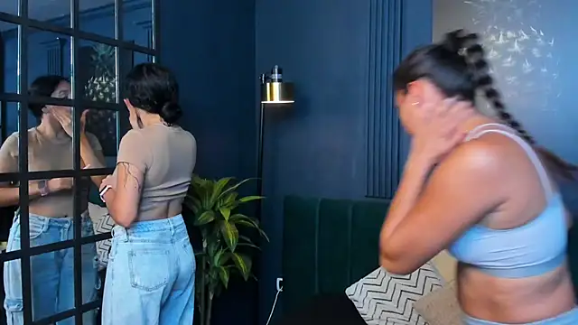 Snapshot of aliceandsia chatting on 4, 11, 2025 aliceandsia online show from 4, 11, 2025