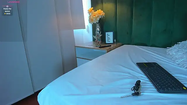 kittyy milk 001 online show from 23, 9, 2025