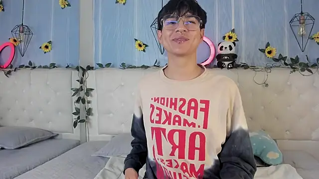 Snapshot of AleAurarashi chatting on 2, 12, 2025 AleAurarashi online show from 2, 12, 2025