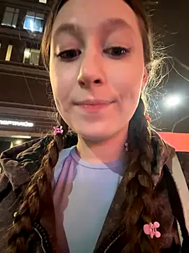 Snapshot of FroggyAnna chatting on 11, 11, 2025 FroggyAnna online show from 11, 11, 2025