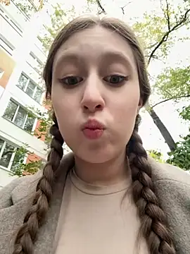 Snapshot of FroggyAnna chatting on 10, 10, 2025 FroggyAnna online show from 10, 10, 2025