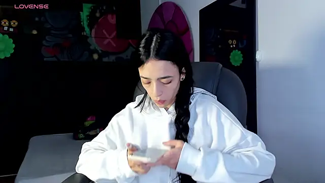 Snapshot of miIa_bratz chatting on 29, 5, 2026 miIa bratz online show from 29, 5, 2026