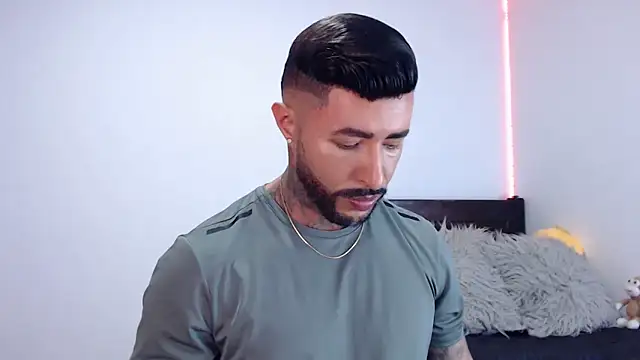 andrea de lucaa online show from 7, 10, 2025