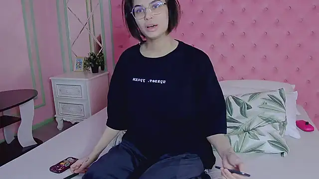 Snapshot of VioletAsh chatting on 1, 3, 2026 VioletAsh online show from 1, 3, 2026