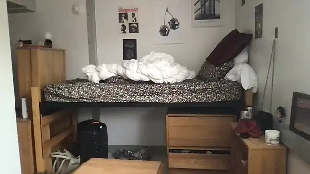 petitelatinateen online show from 17, 9, 2025