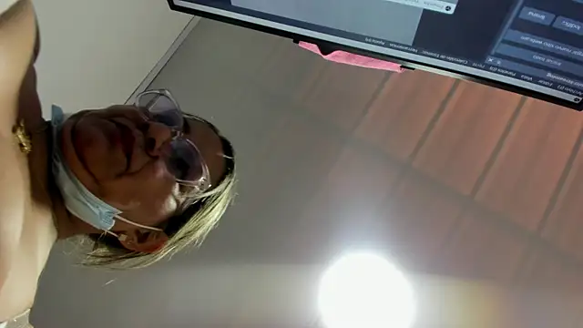 Snapshot of Vickysweeeettt chatting on 4, 10, 2025 Vickysweeeettt online show from 4, 10, 2025